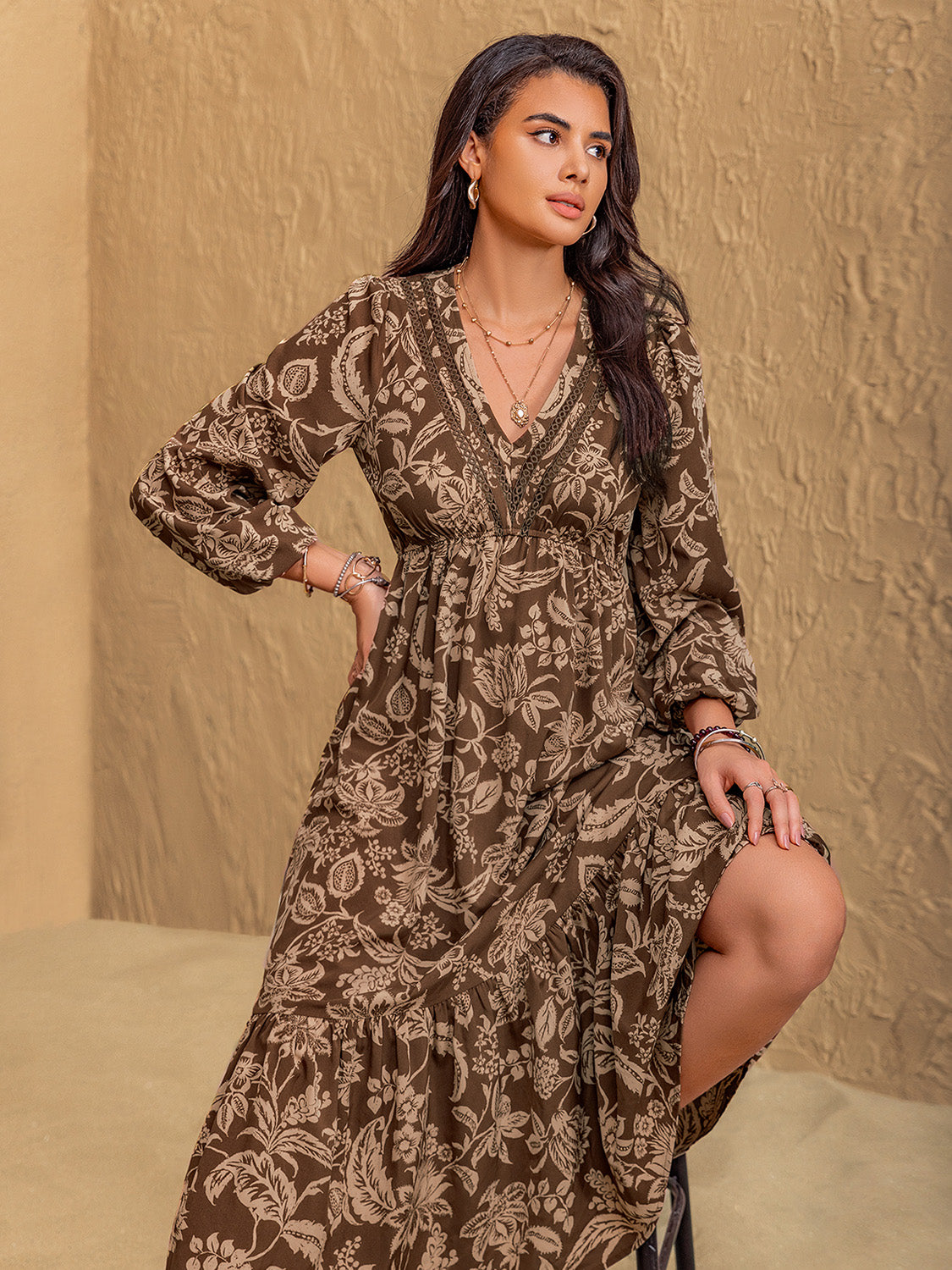 Vestido midi de manga larga con escote en V y estampado fruncido