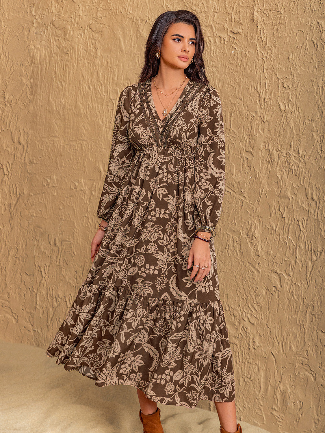 Vestido midi de manga larga con escote en V y estampado fruncido