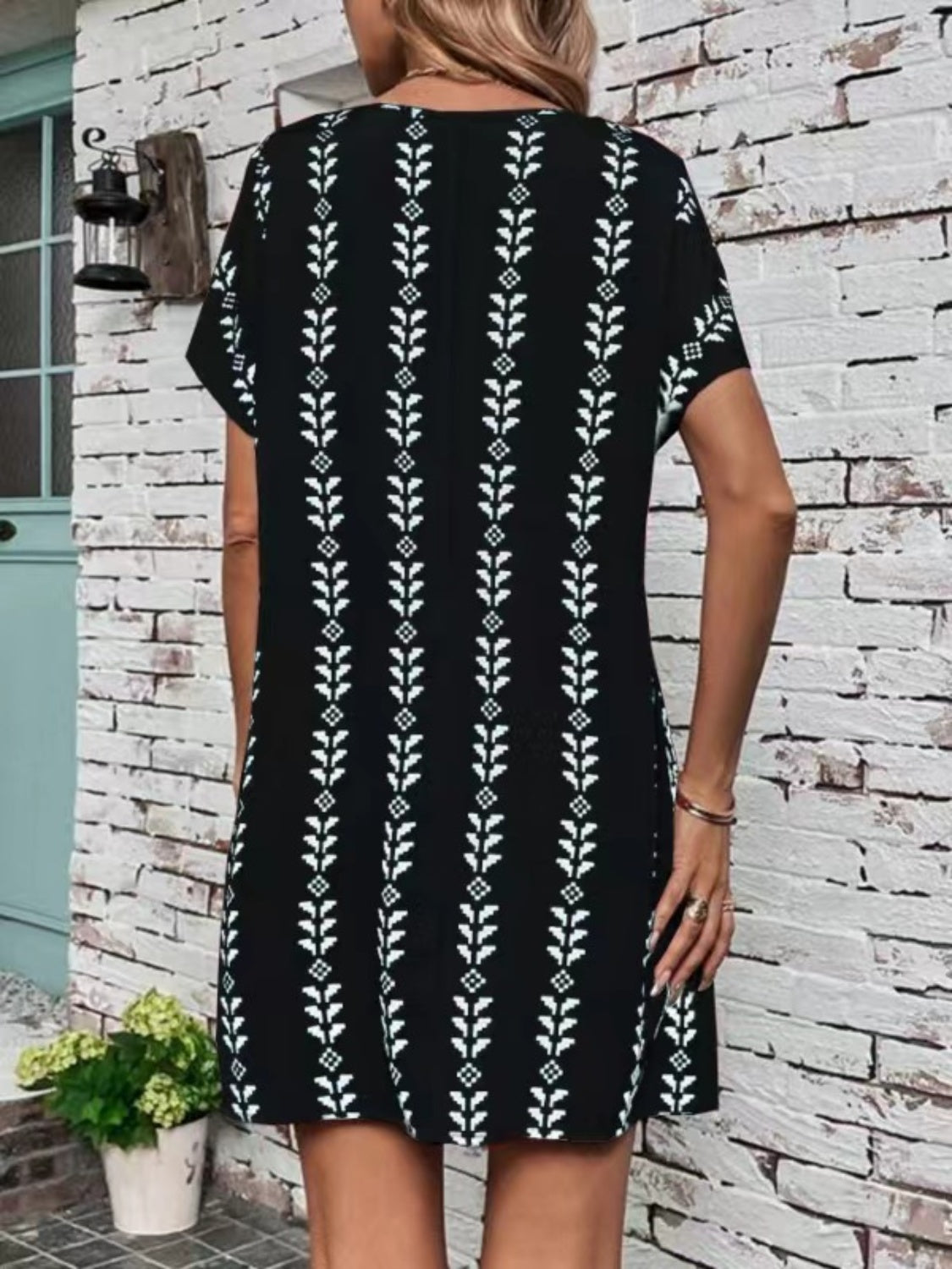 Vestido estampado de cuello redondo y manga corta