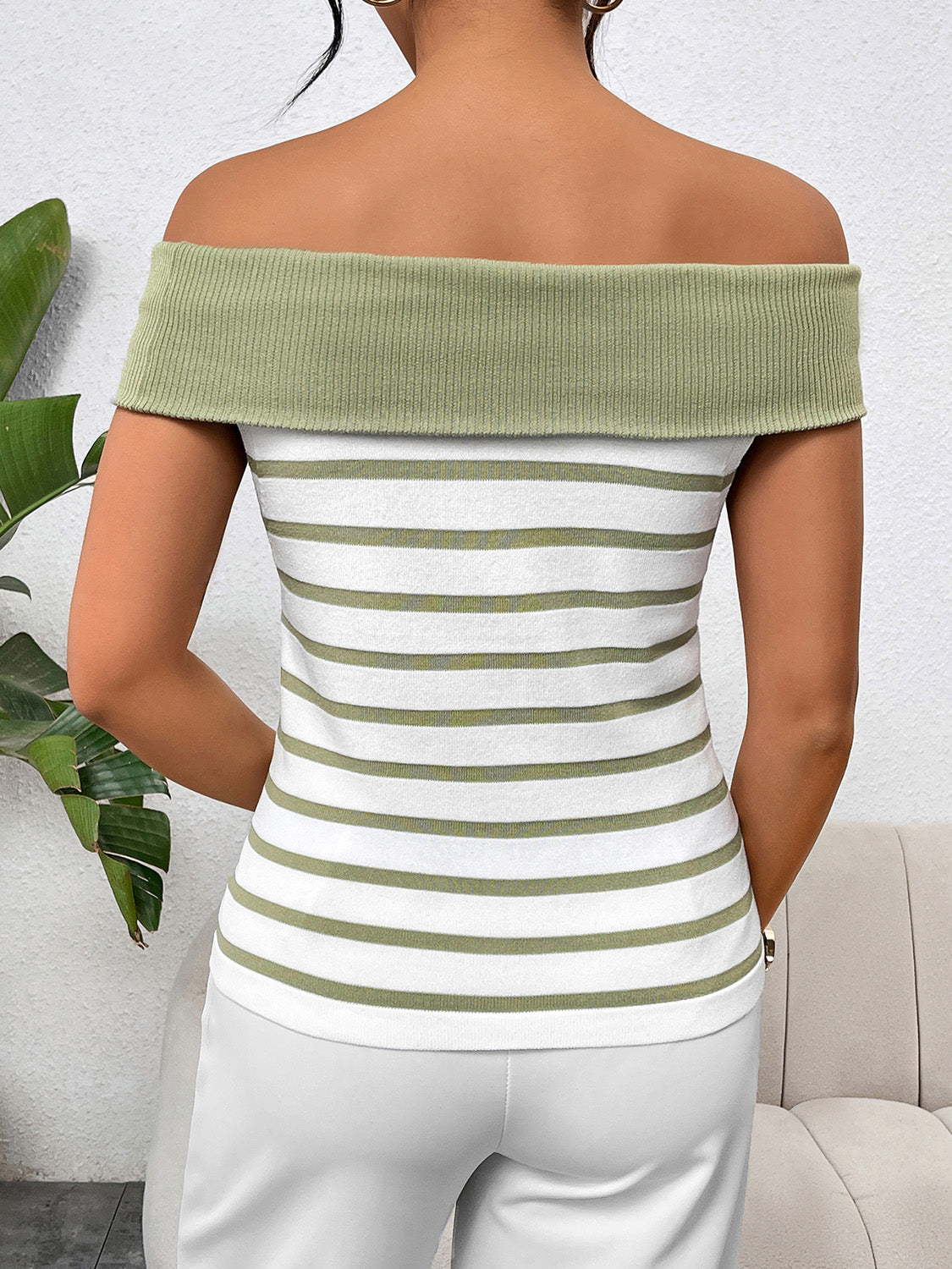Blusa de punto con hombros descubiertos y rayas con botones decorativos