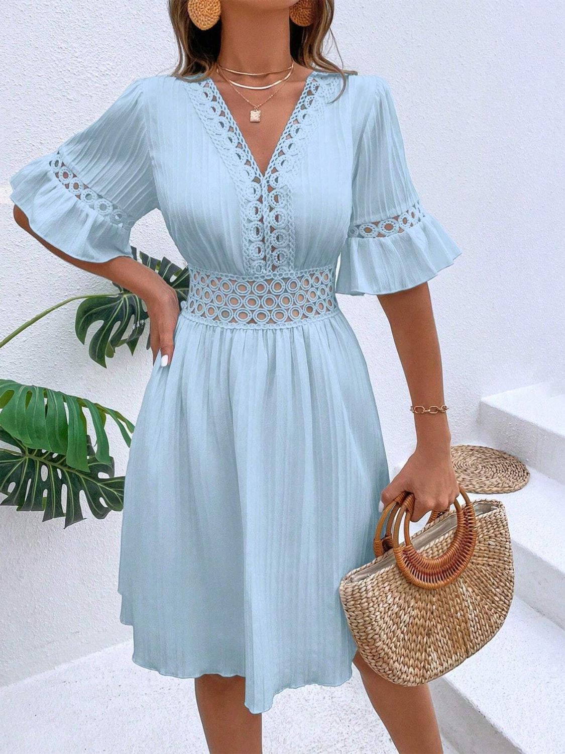 Vestido mini con escote en V y mangas con volantes