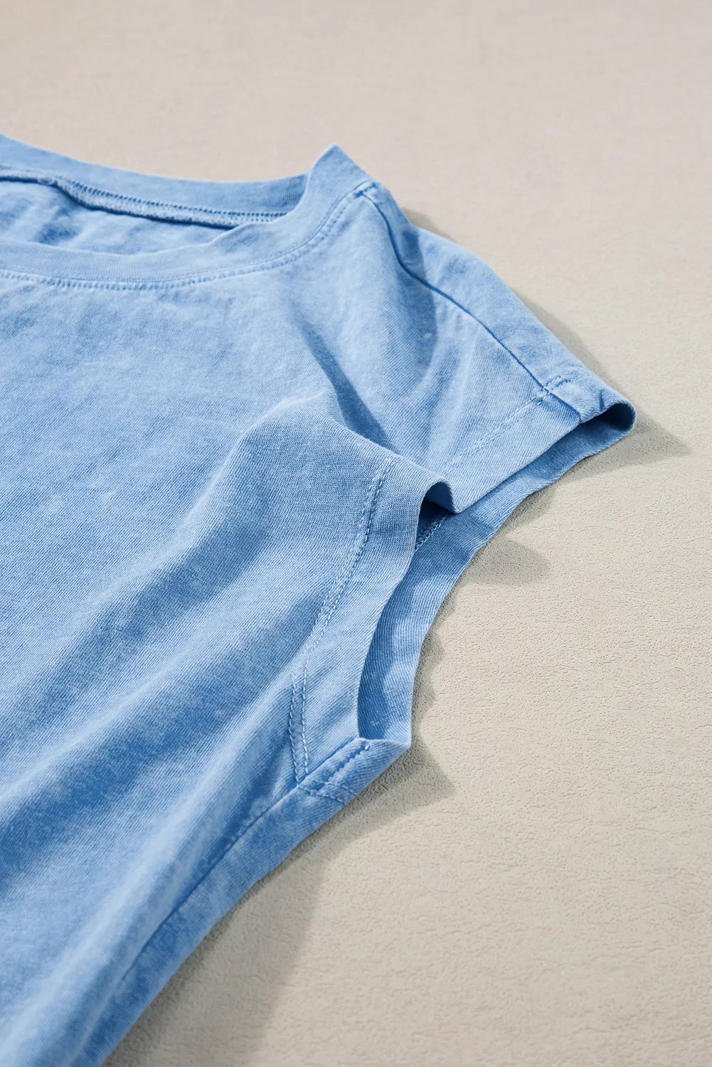 Conjunto de camiseta y pantalones cortos de manga corta con cuello redondo