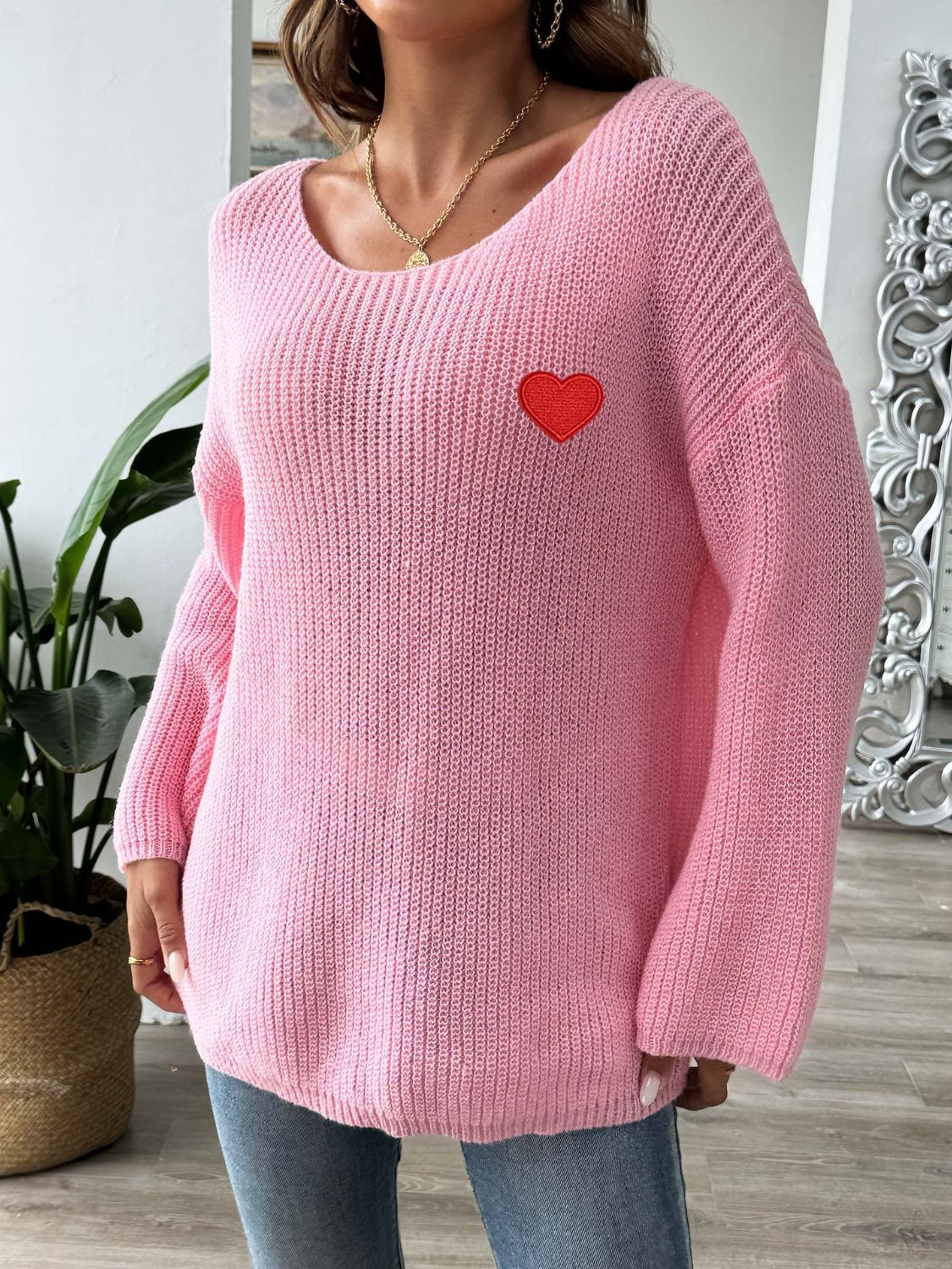 Suéter con cuello barco y hombros caídos en forma de corazón