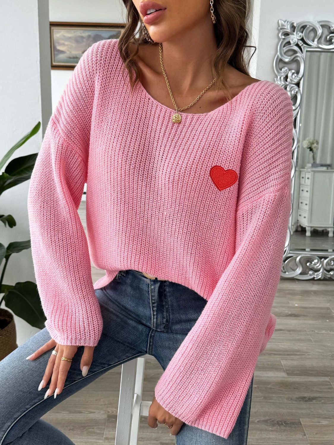 Suéter con cuello barco y hombros caídos en forma de corazón
