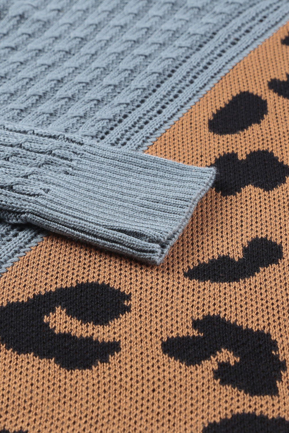 Suéter de cuello alto con estampado de leopardo