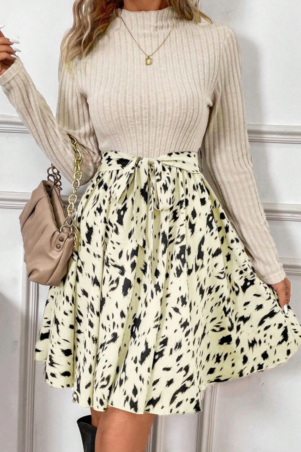 Vestido de manga larga con cuello alto, cintura con lazo y estampado