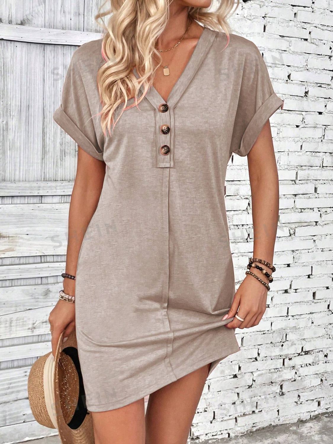 Vestido de manga corta con escote en V y botones de un cuarto