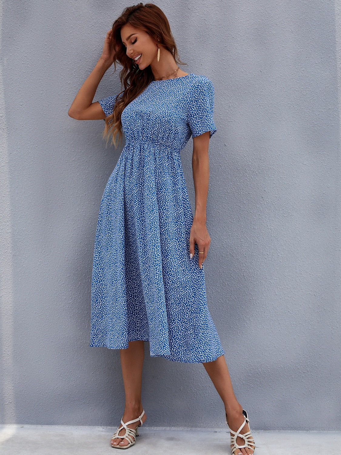 Vestido midi de manga corta con cuello redondo y estampado de miel
