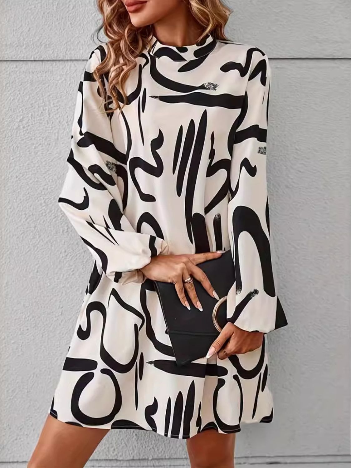 Vestido mini de manga larga con cuello alto y estampado
