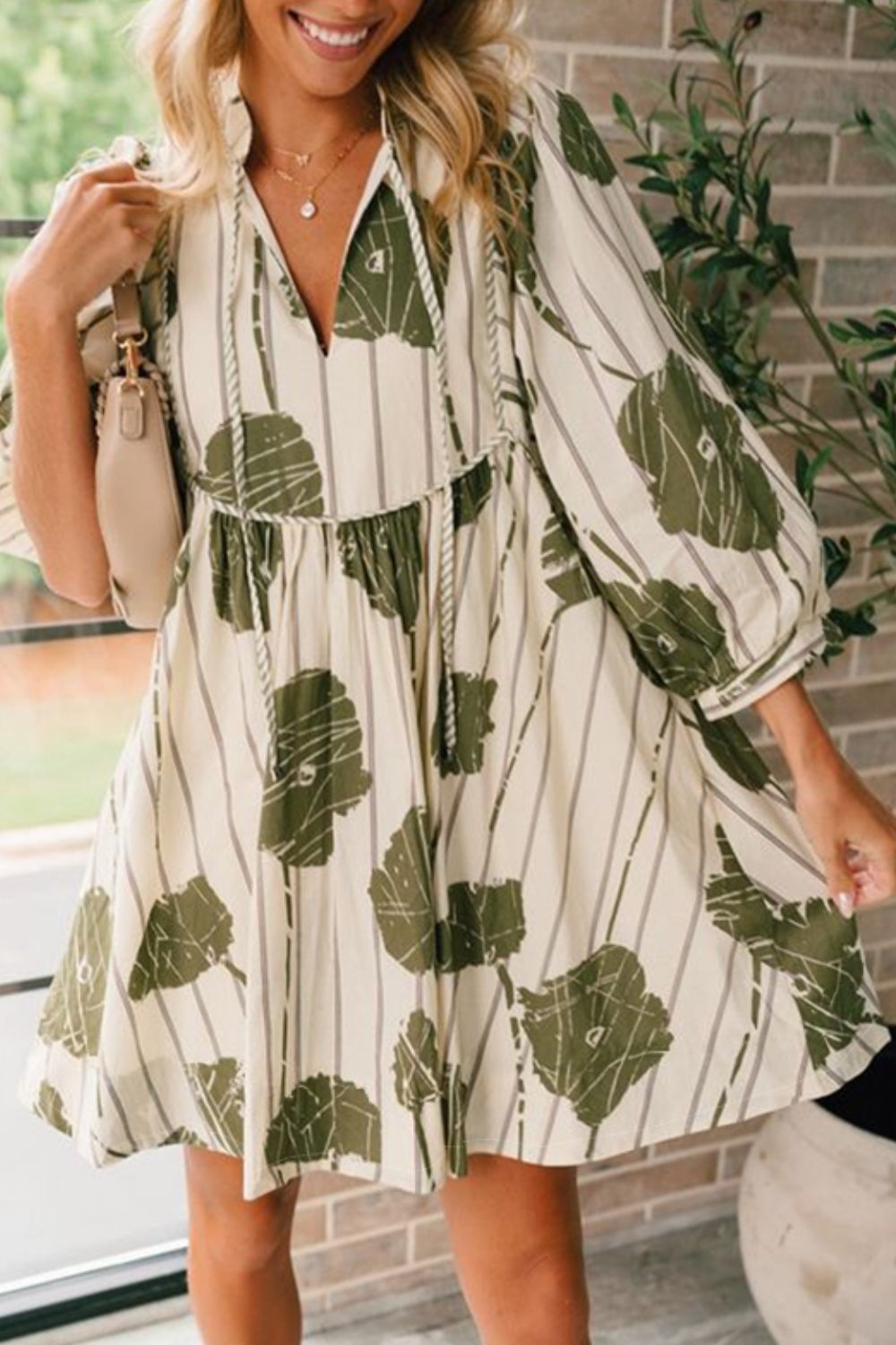 Vestido corto estampado con cuello anudado y mangas tres cuartos