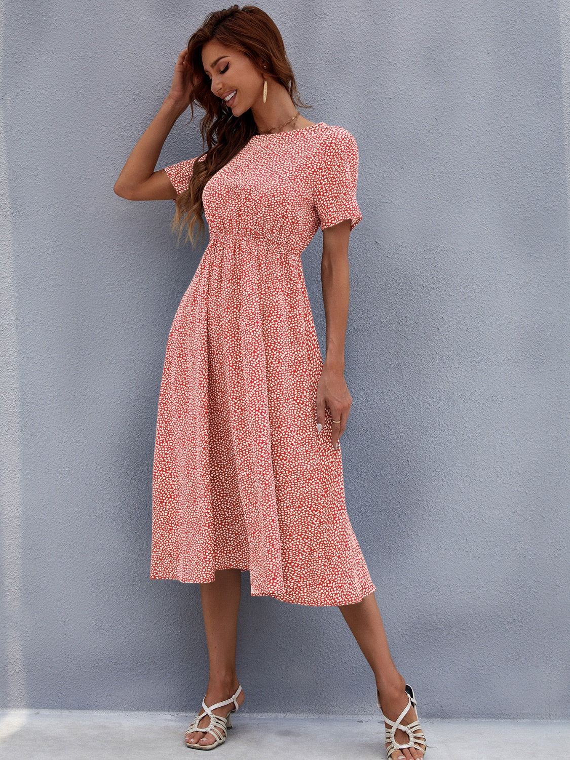 Vestido midi de manga corta con cuello redondo y estampado de miel