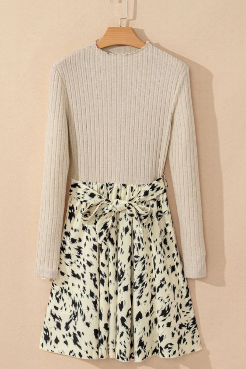 Vestido de manga larga con cuello alto, cintura con lazo y estampado