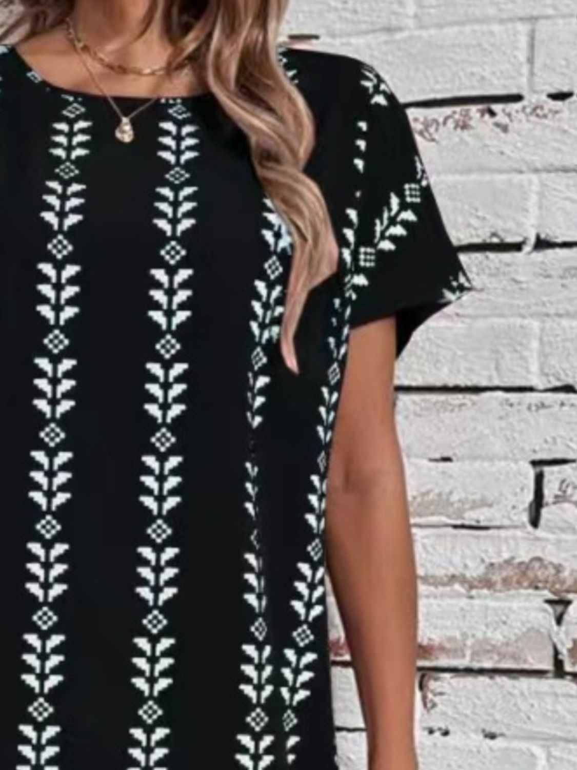 Vestido estampado de cuello redondo y manga corta
