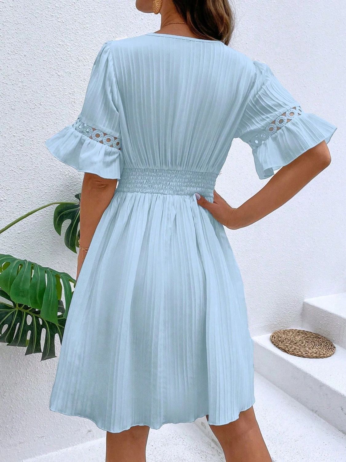 Vestido mini con escote en V y mangas con volantes