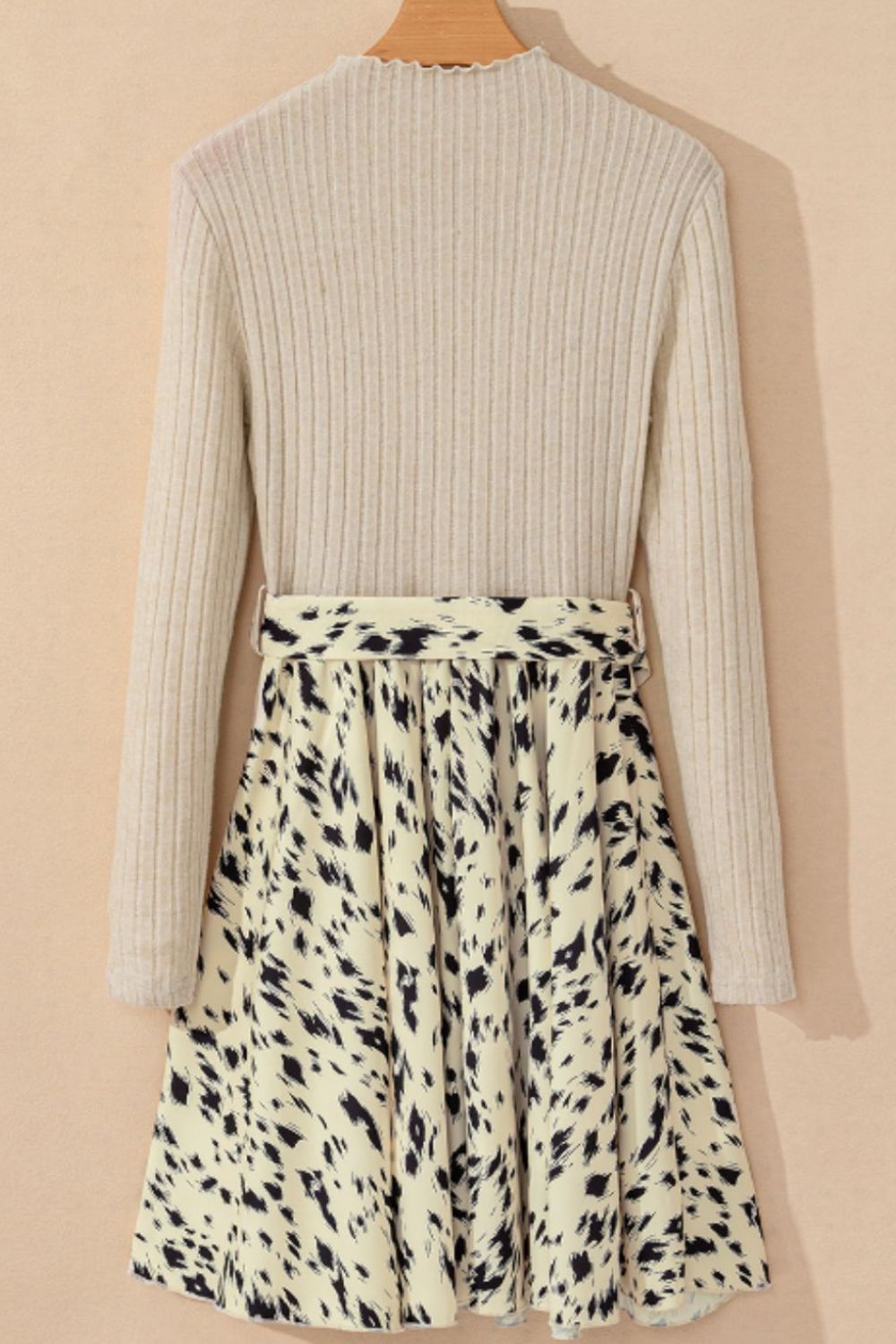 Vestido de manga larga con cuello alto, cintura con lazo y estampado