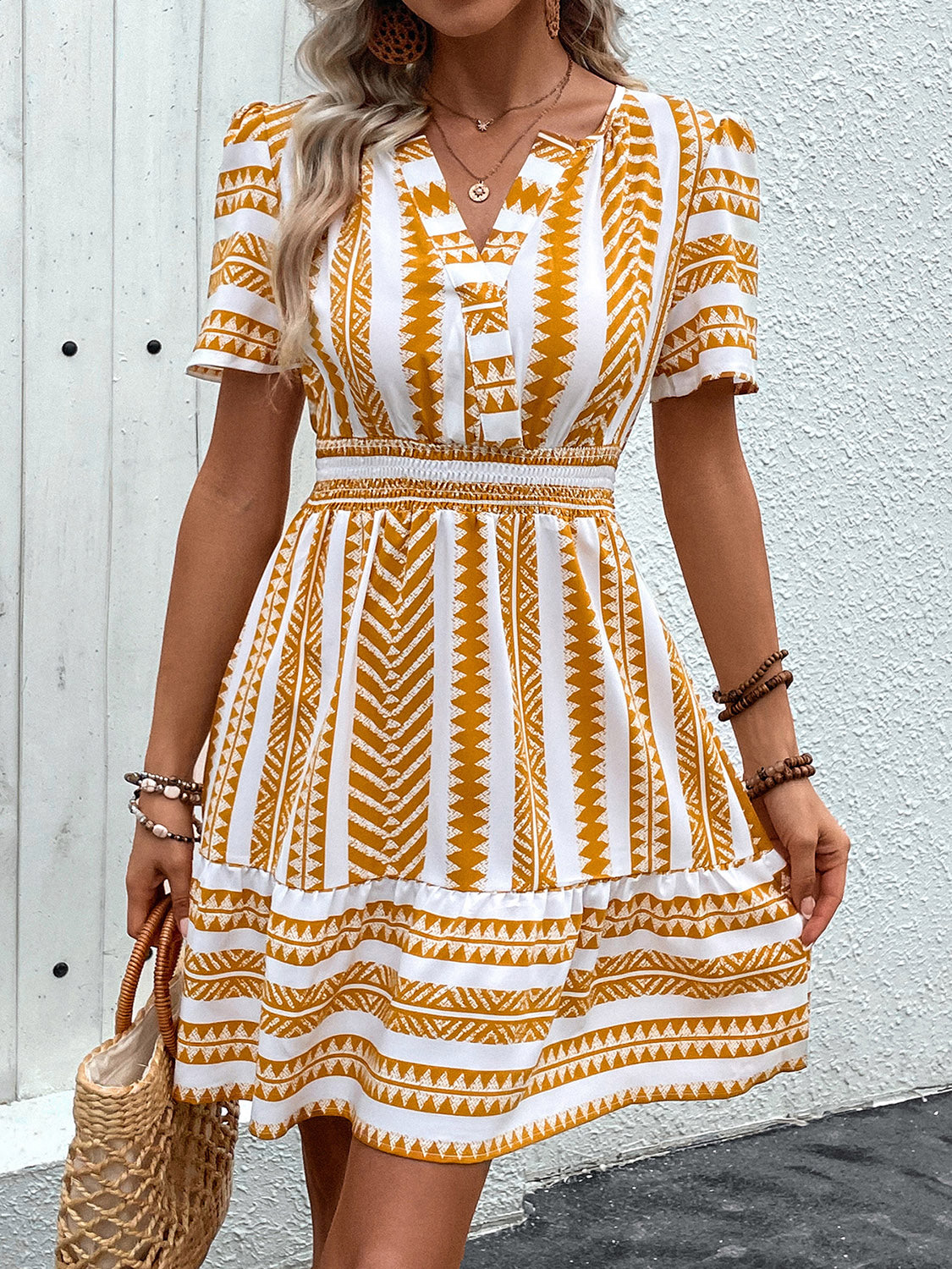 Vestido mini de manga corta con muescas geométricas Perfee