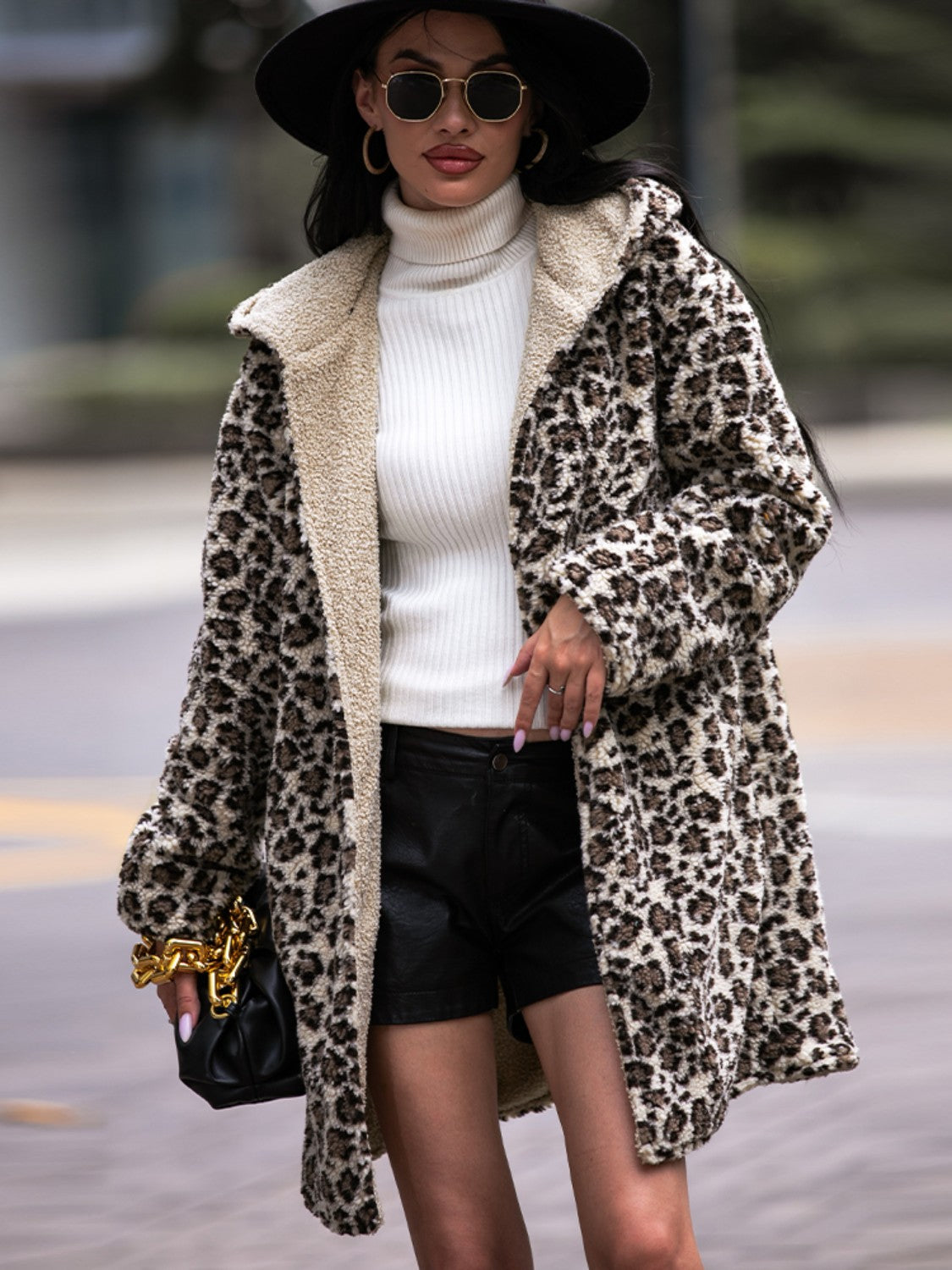 Abrigo con capucha y bolsillos de leopardo brillante