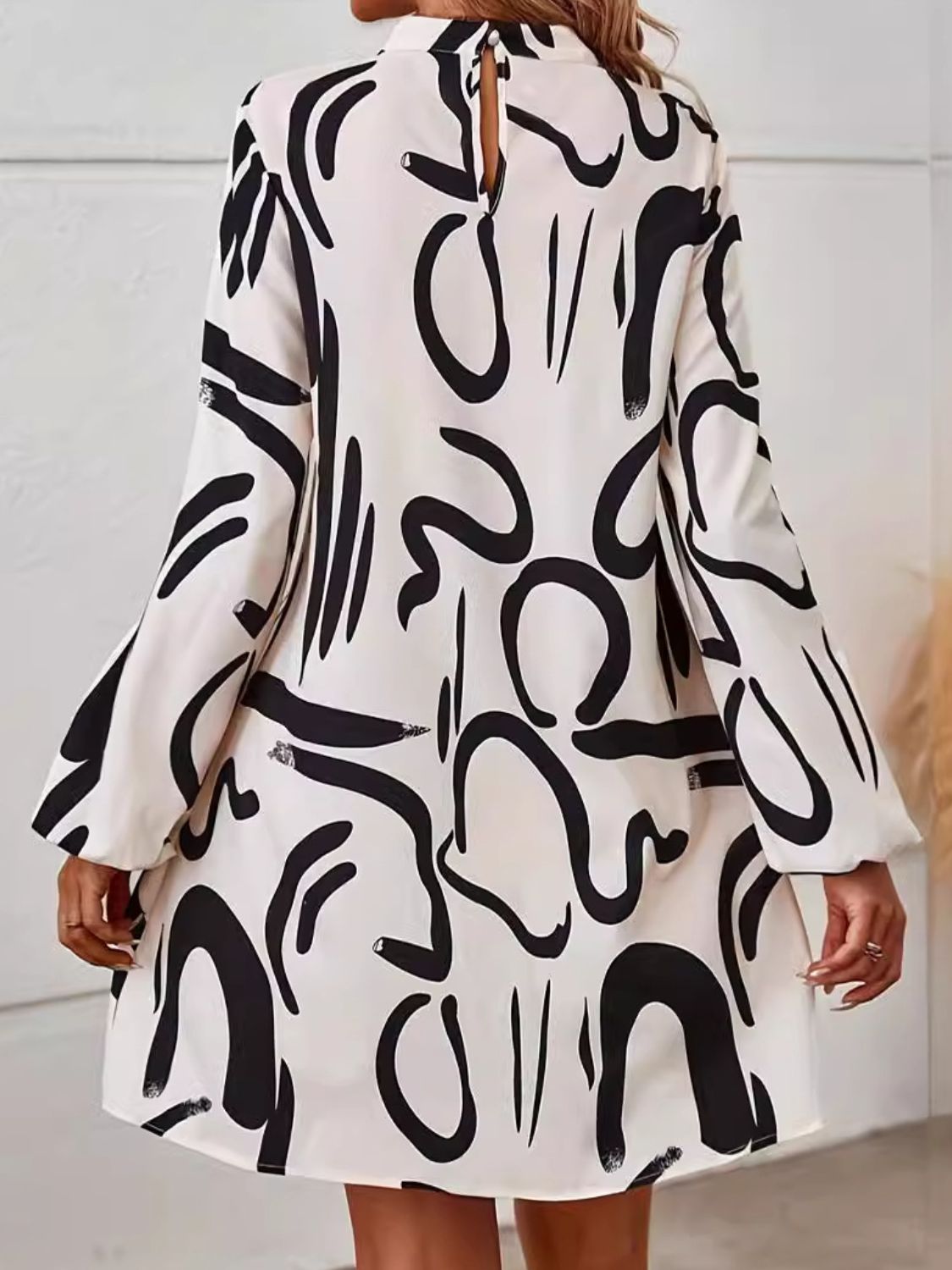 Vestido mini de manga larga con cuello alto y estampado
