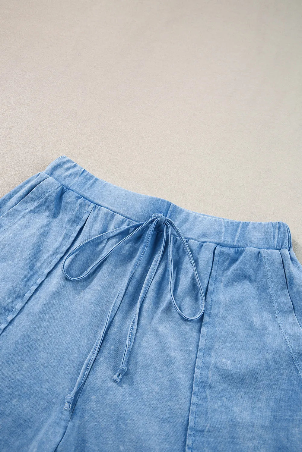 Conjunto de camiseta y pantalones cortos de manga corta con cuello redondo
