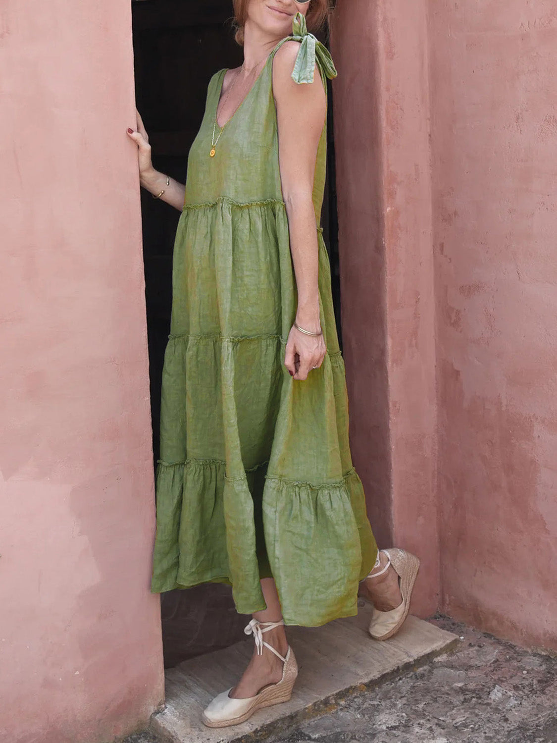 Vestido sin mangas con escote en V y volantes escalonados Perfee