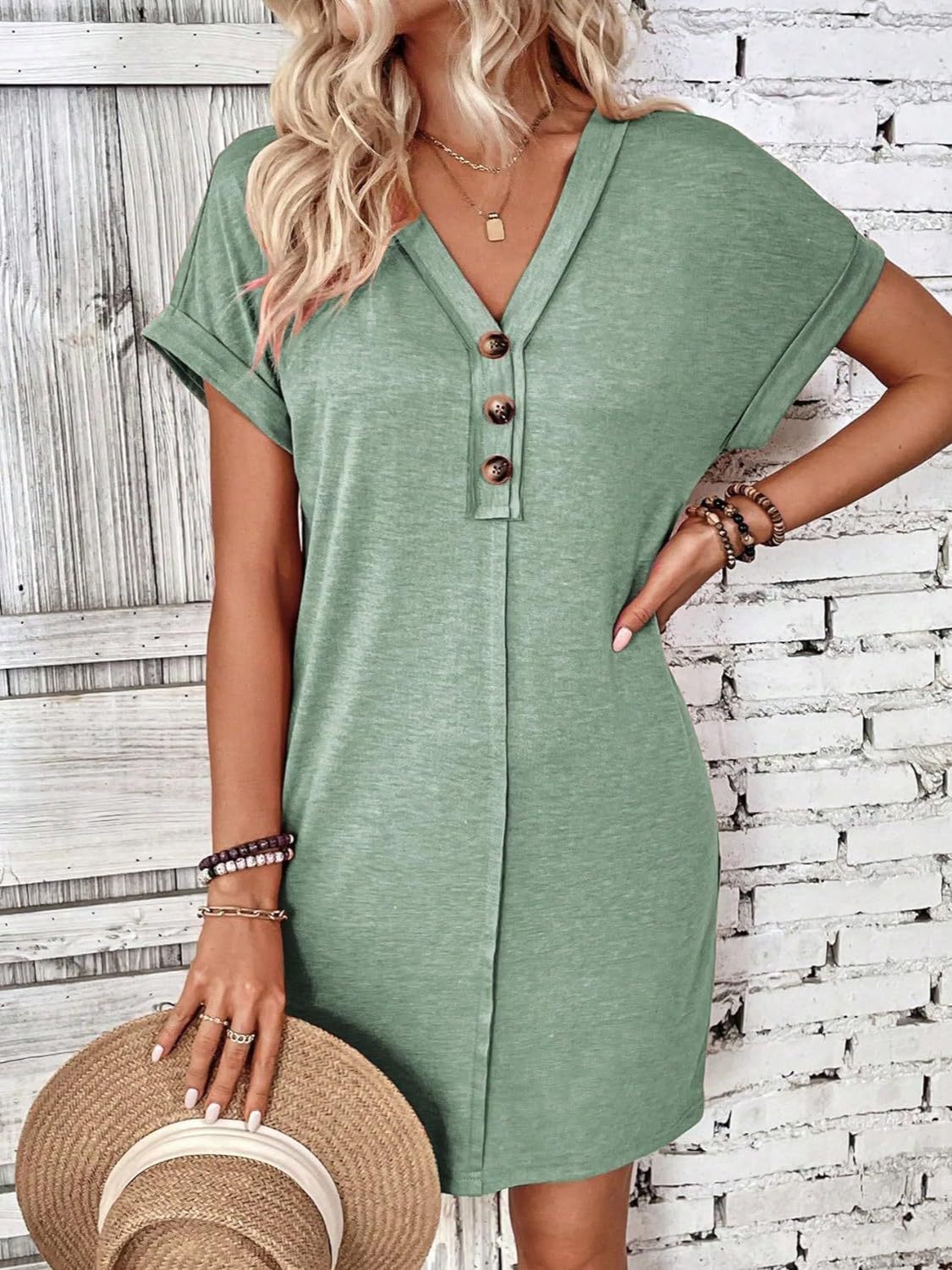 Vestido de manga corta con escote en V y botones de un cuarto