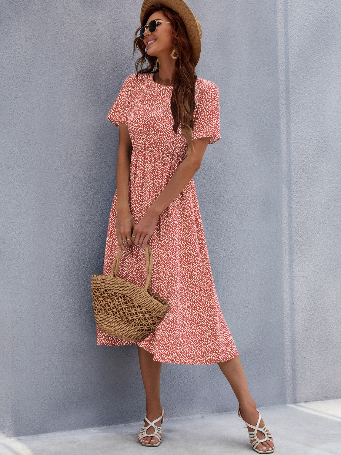 Vestido midi de manga corta con cuello redondo y estampado de miel