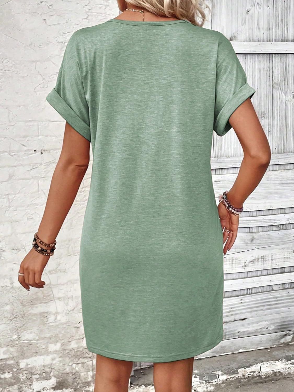Vestido de manga corta con escote en V y botones de un cuarto