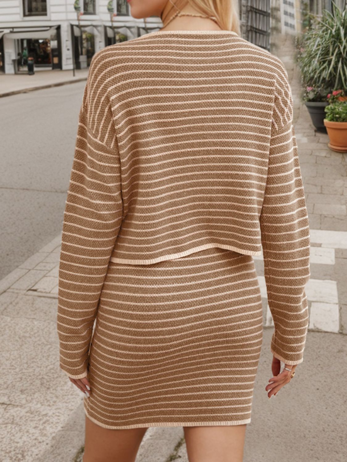 Conjunto de falda y top de manga larga a rayas