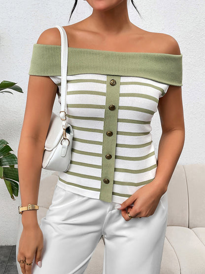 Blusa de punto con hombros descubiertos y rayas con botones decorativos