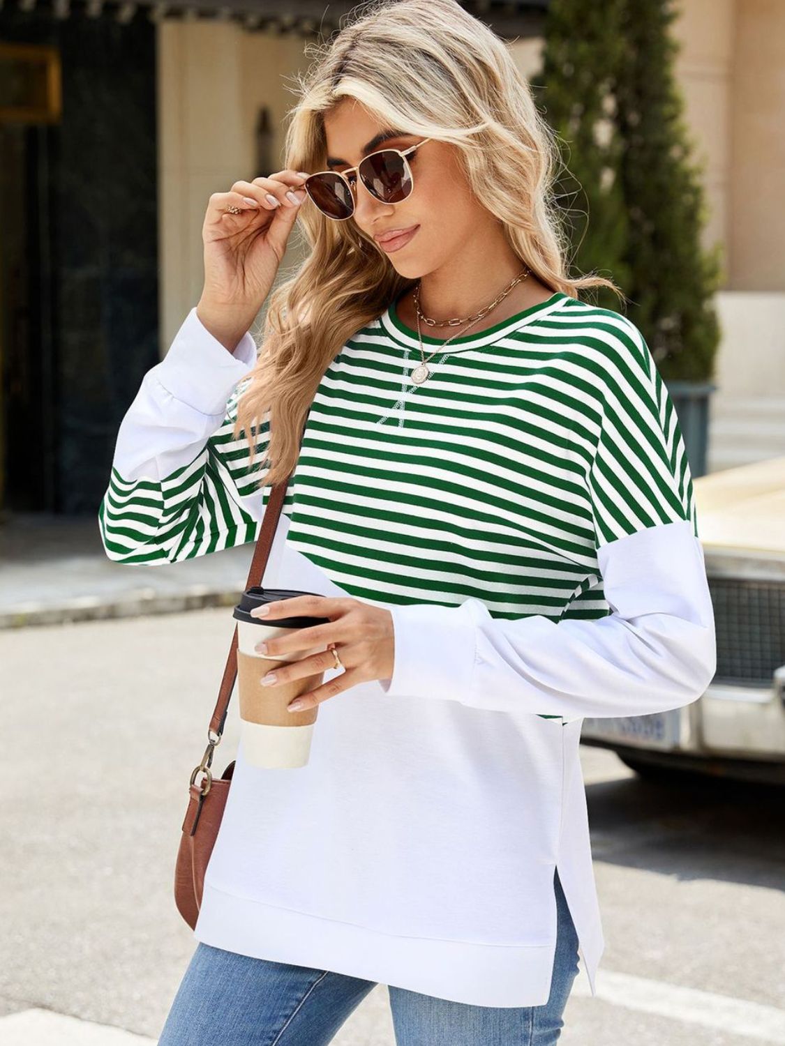 Sudadera de manga larga con aberturas y rayas en contraste