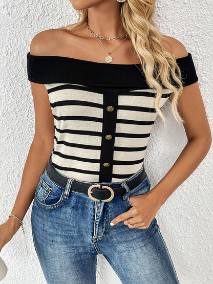 Blusa de punto con hombros descubiertos y rayas con botones decorativos