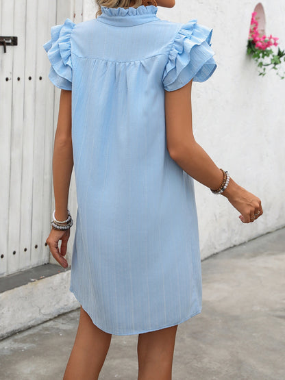 Vestido corto con mangas cortas y muescas con volantes de Ivy Lane