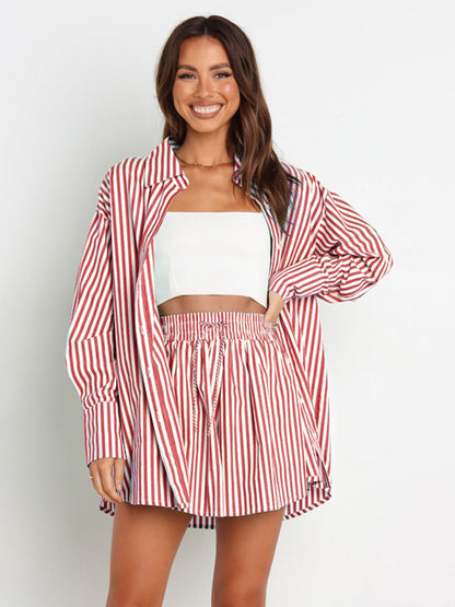 Conjunto de camisa y pantalones cortos a rayas con hombros caídos