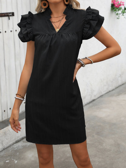 Vestido corto con mangas cortas y muescas con volantes de Ivy Lane