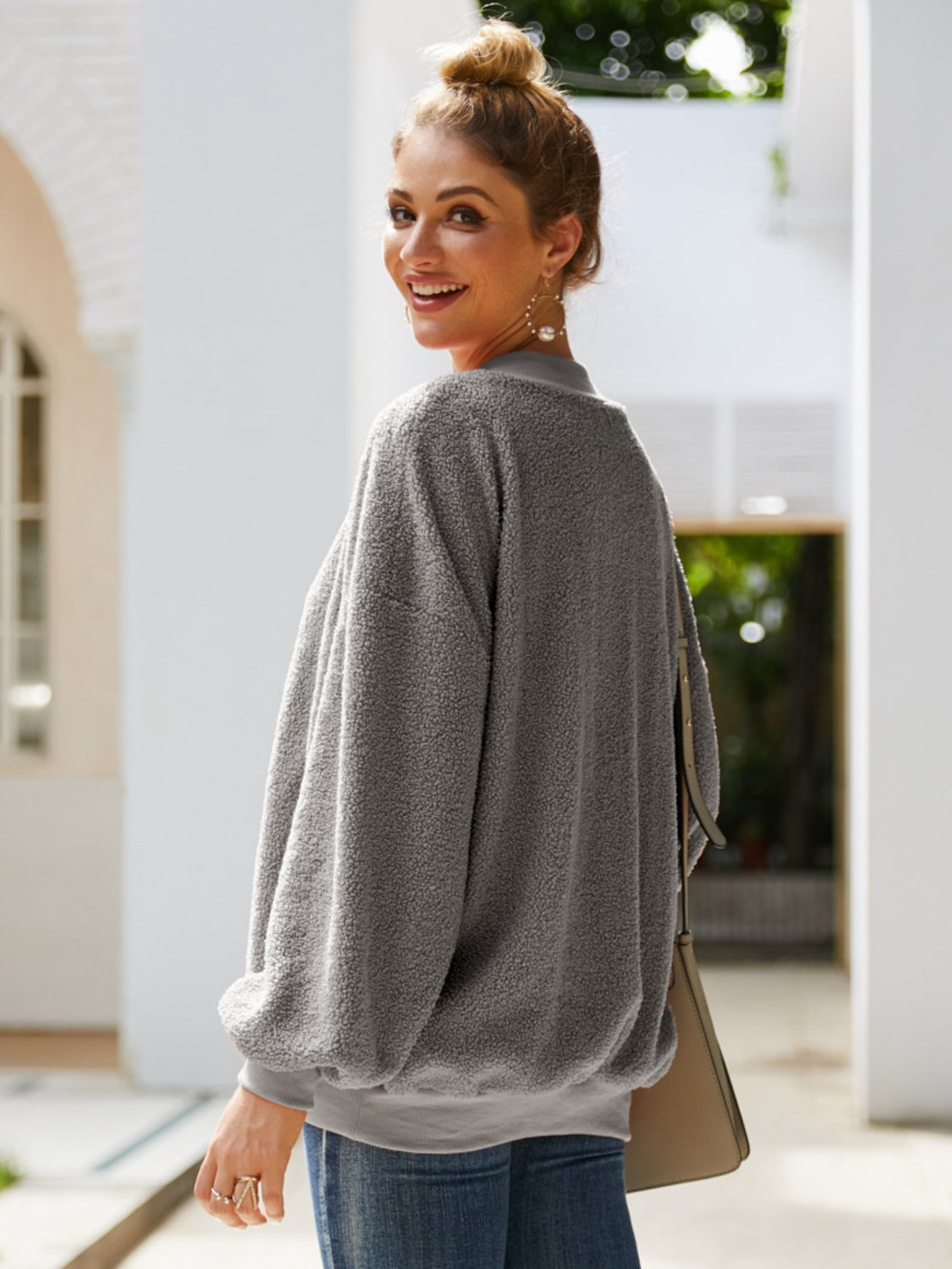 Sudadera con cuello alto y hombros caídos de Ivy Lane