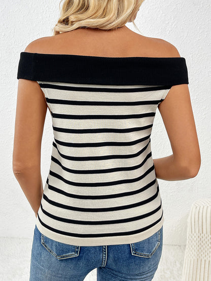 Blusa de punto con hombros descubiertos y rayas con botones decorativos