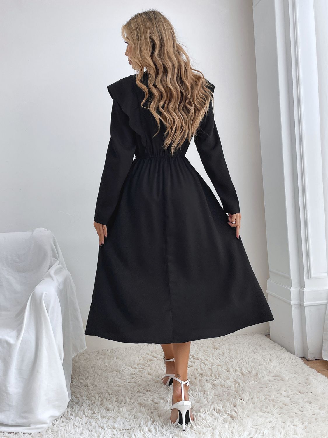 Vestido de manga larga con cuello redondo y volantes fruncidos
