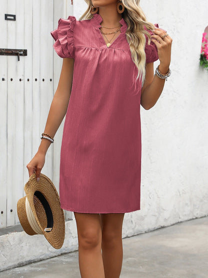 Vestido corto con mangas cortas y muescas con volantes de Ivy Lane