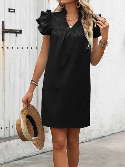 Vestido corto con mangas cortas y muescas con volantes de Ivy Lane