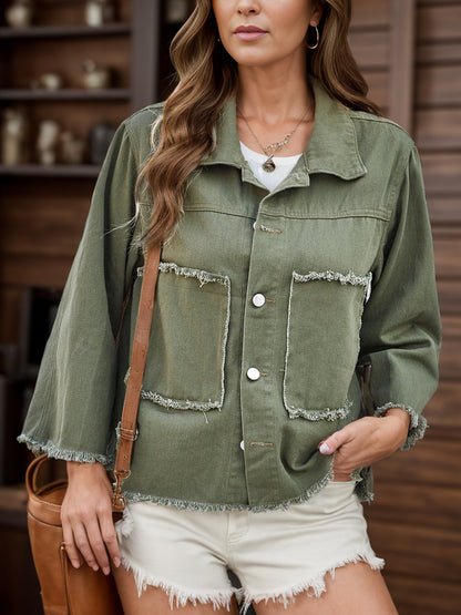 Chaqueta vaquera con botones y dobladillo sin rematar