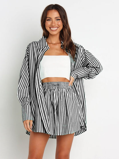 Conjunto de camisa y pantalones cortos a rayas con hombros caídos