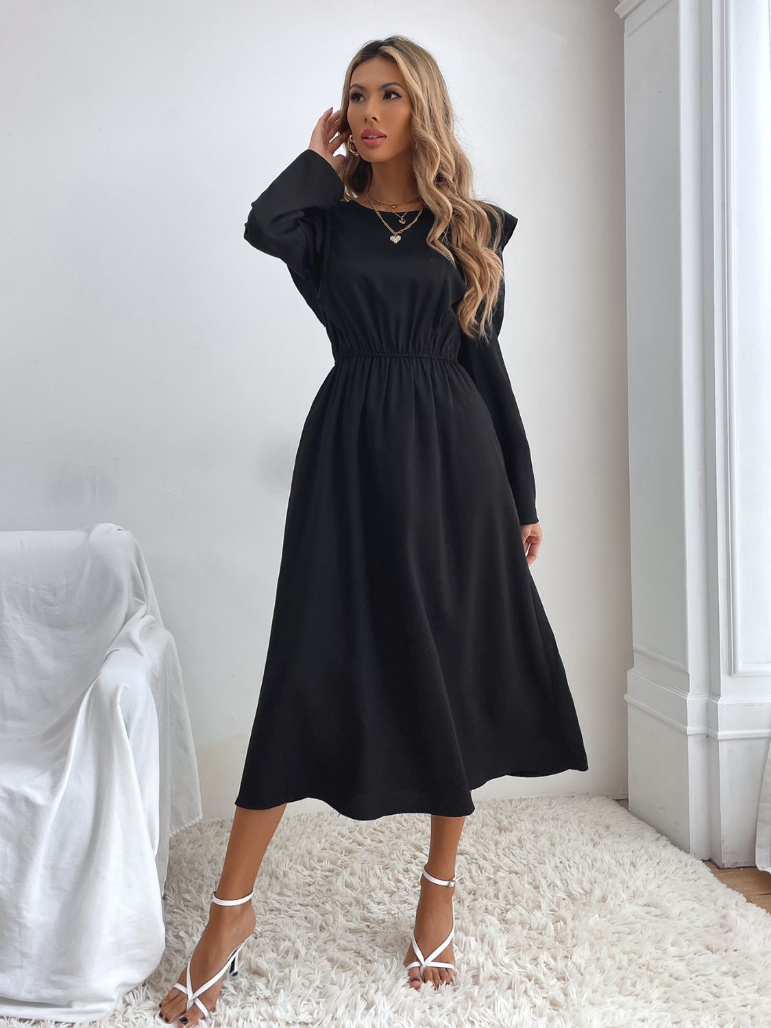 Vestido de manga larga con cuello redondo y volantes fruncidos