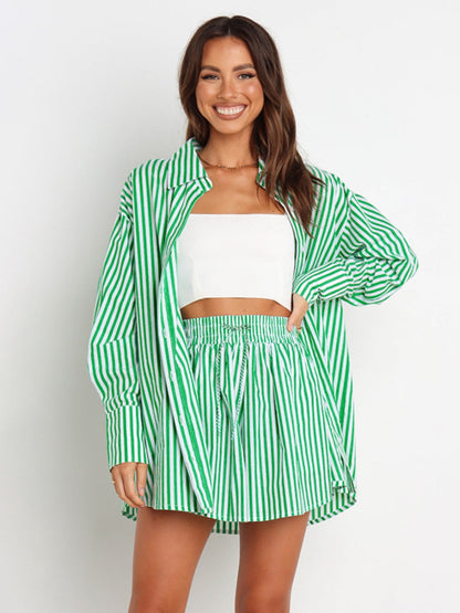 Conjunto de camisa y pantalones cortos a rayas con hombros caídos