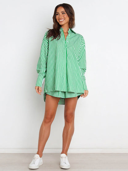 Conjunto de camisa y pantalones cortos a rayas con hombros caídos