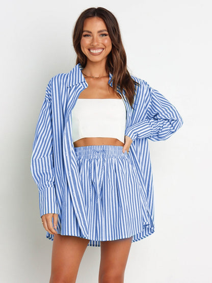 Conjunto de camisa y pantalones cortos a rayas con hombros caídos