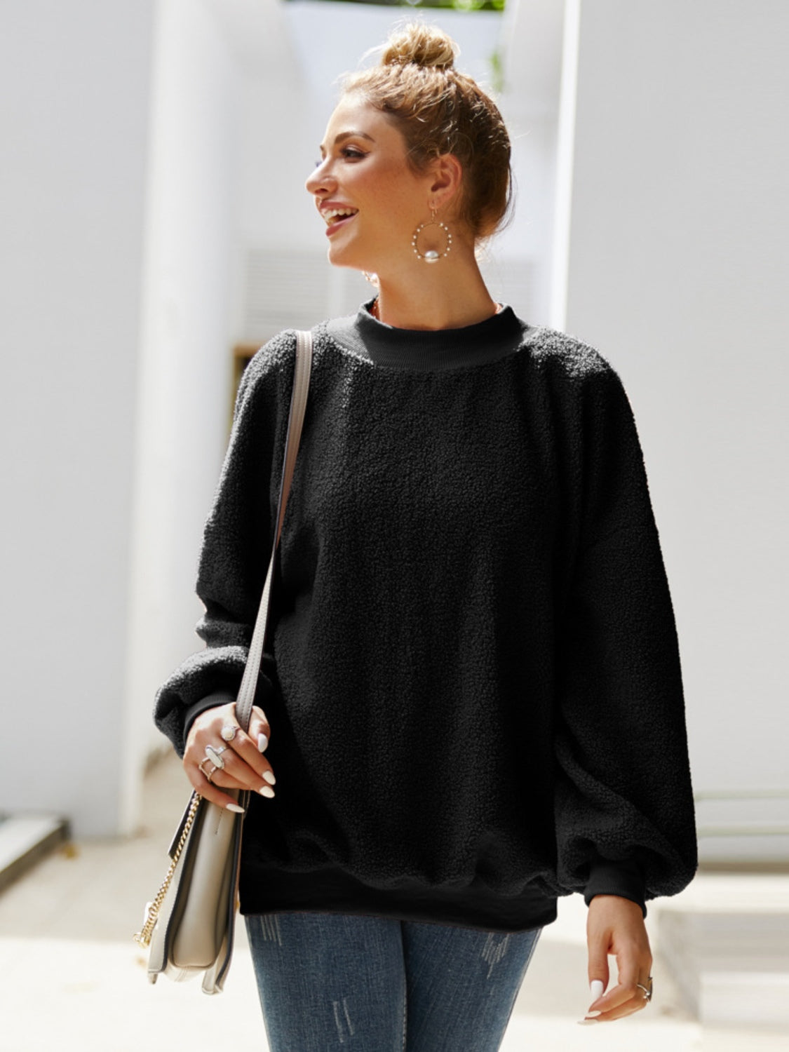 Sudadera con cuello alto y hombros caídos de Ivy Lane