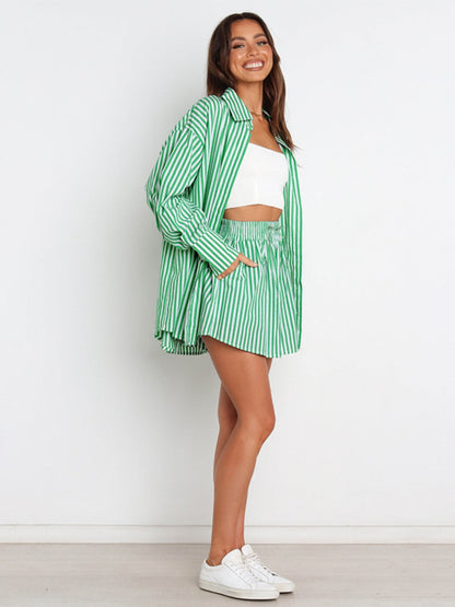 Conjunto de camisa y pantalones cortos a rayas con hombros caídos