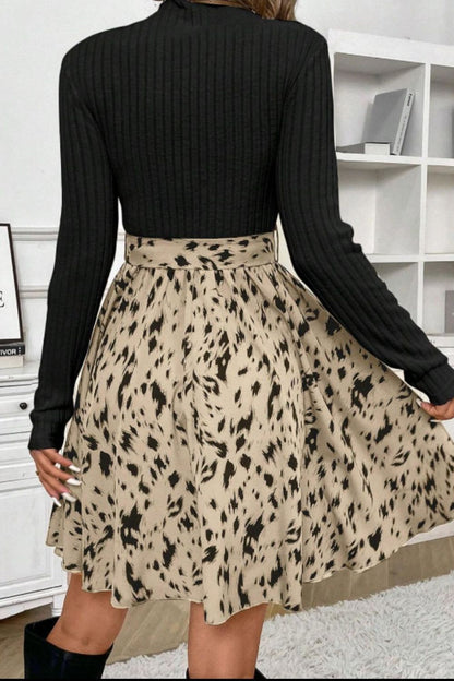 Vestido de manga larga con cuello alto, cintura con lazo y estampado