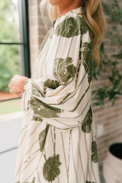 Vestido corto estampado con cuello anudado y mangas tres cuartos