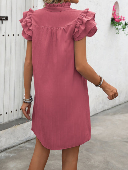 Vestido corto con mangas cortas y muescas con volantes de Ivy Lane